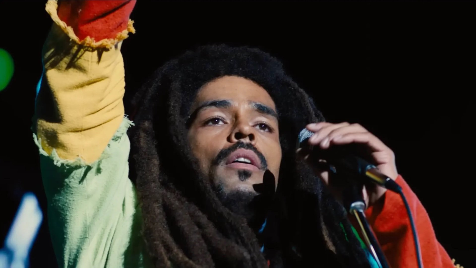 Bob Marley (Kingsley Ben-Adir) singing on stage in 'Bob Marley: One Love'
