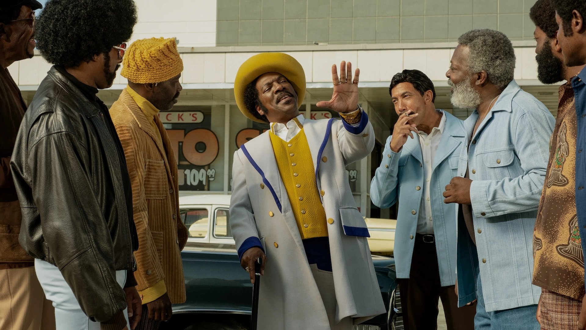 Rudy Ray Moore (Eddie Murphy) talking to a group of people in 'Dolemite Is My Name'