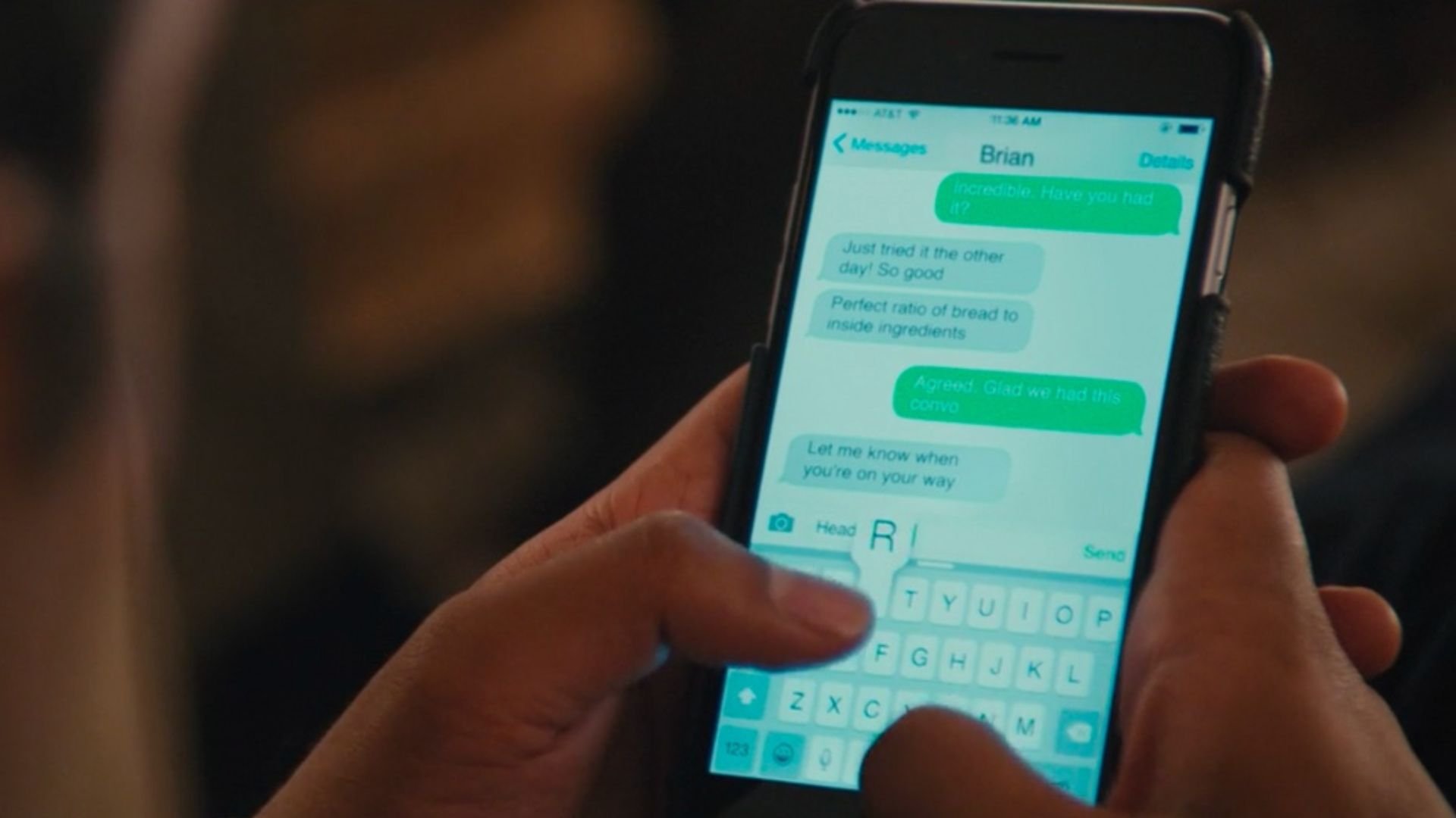 Aziz Ansari texting his friend, Brian, in 'Master of None'