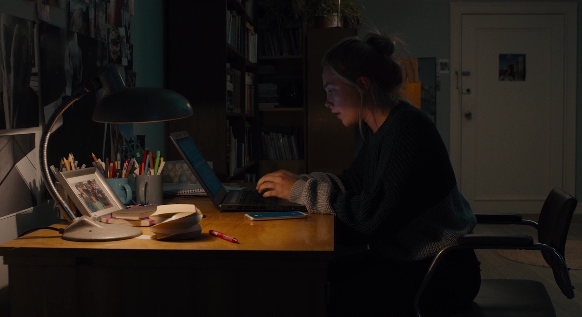 Dani (florence Pugh) typing on a laptop in 'Midsommar'