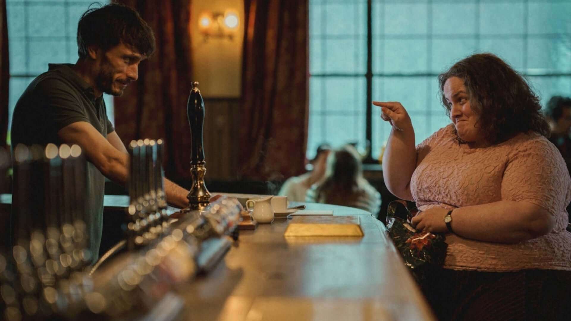 Donny Dunn (Richard Gadd) and Martha Scott (Jessica Gunning) talking in a bar in 'Baby Reindeer'